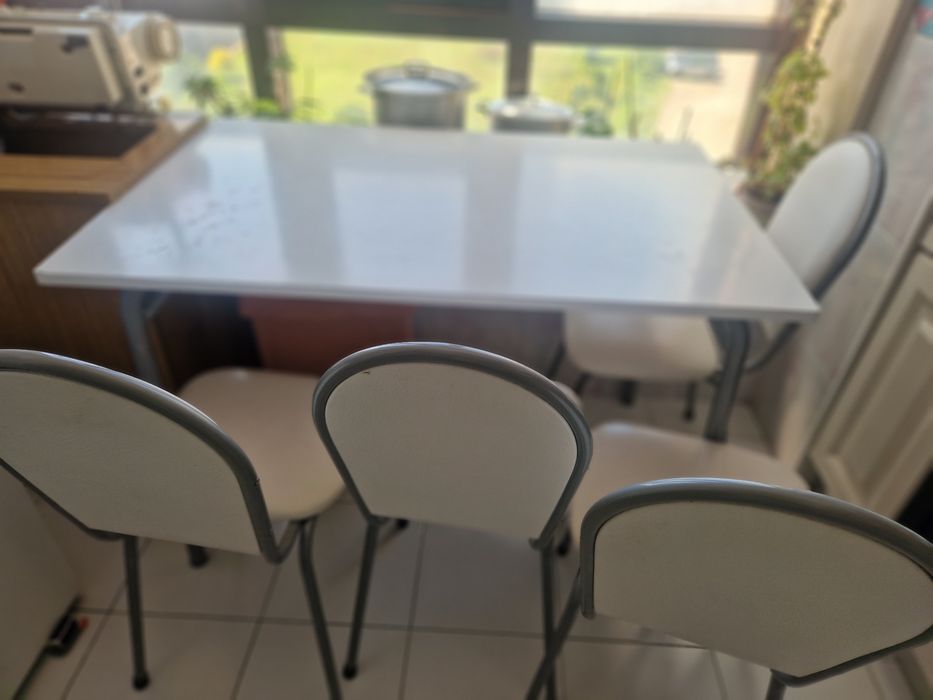 Mesa de cozinha e 4 cadeiras