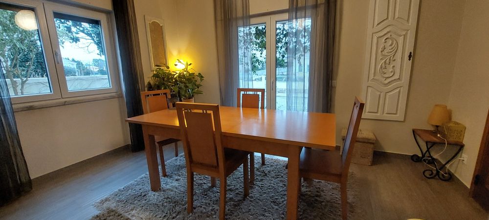 Mesa de sala com 4 cadeiras. Madeira. Muito Bom.