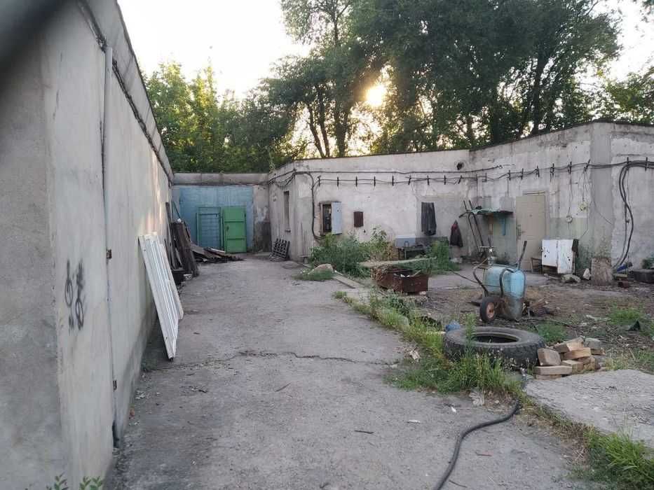 Комерційна база з виробничими приміщеннями та великою територією