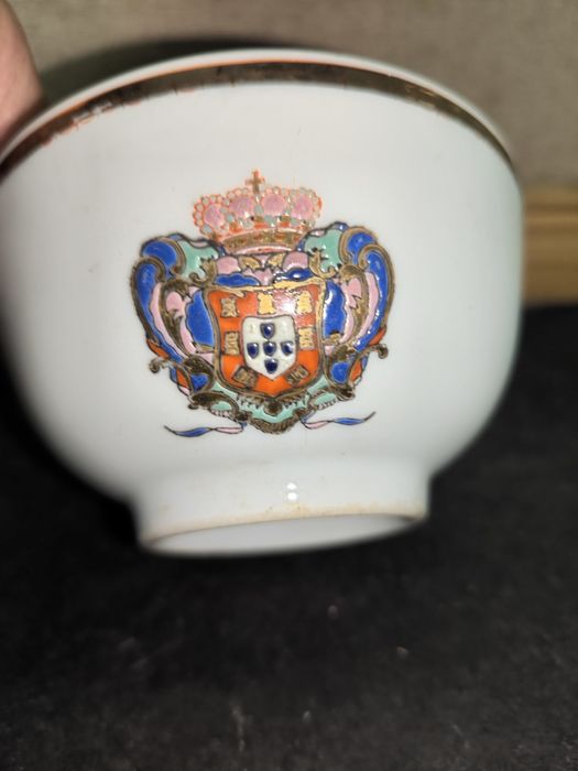 Elegante Tigela de Porcelana com Brasão Português. 
Tigela em porcelan