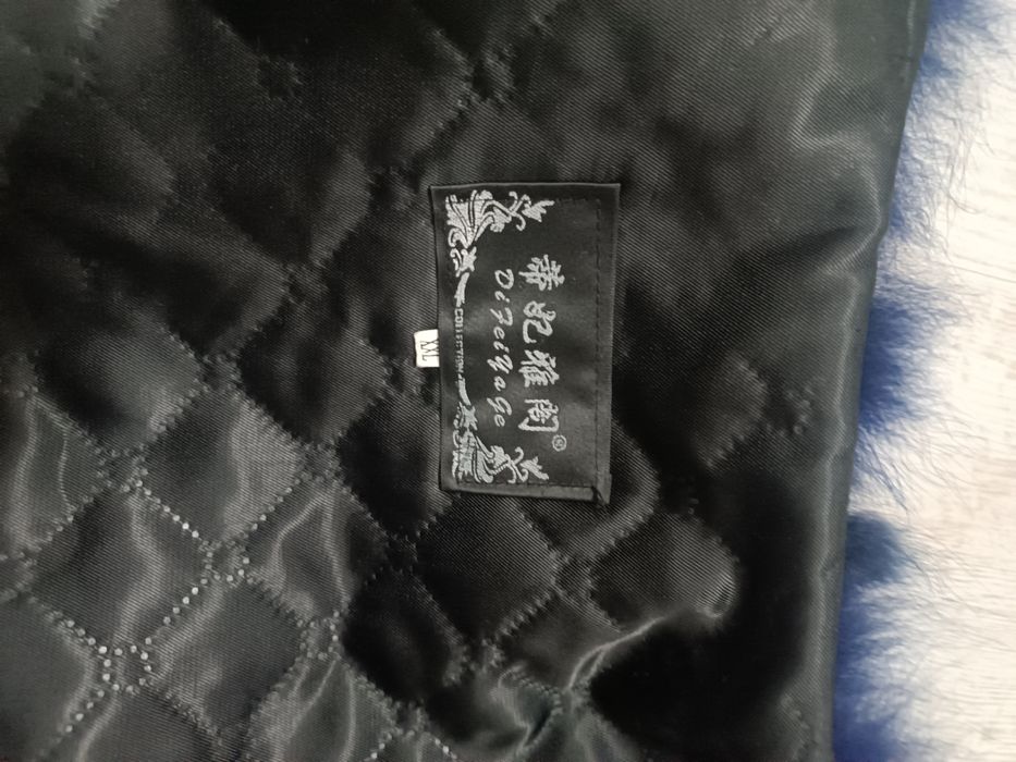 Granatowe futro z lisa