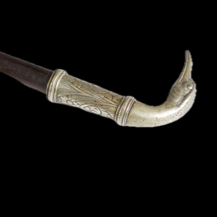 Bengala em madeira exótica maciça e patinada com castão tubular em metal prateado