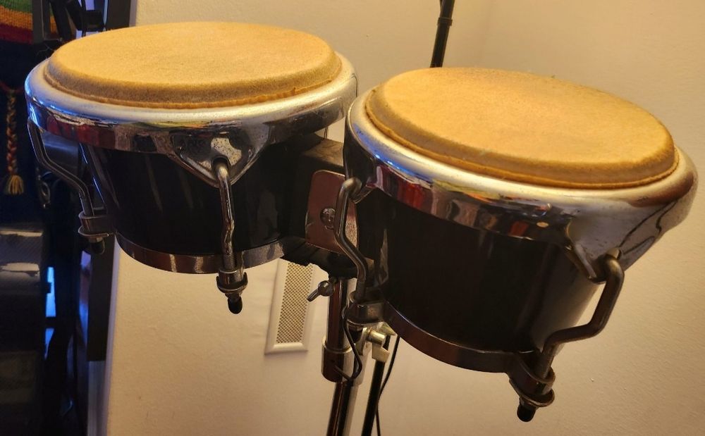 Bombo com suporte e mala €100