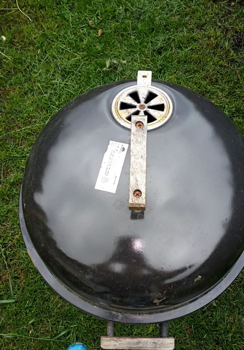 Grill na kółkach okrągły pokrywka czarny