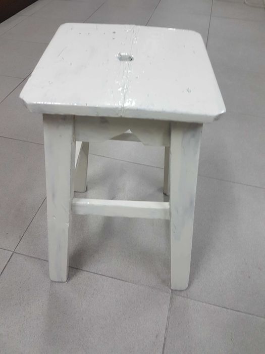 Banco em madeira com tampo quadrado para cozinha ou casa de banho