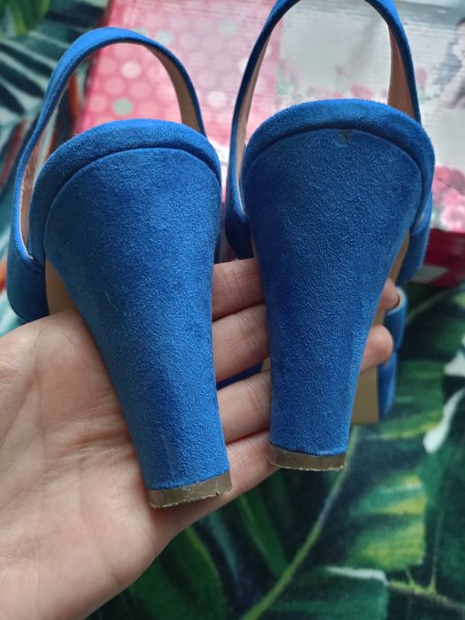 Sandały niebieskie na obcasie 39