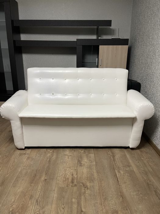 Диван для кафе,бар, кухні,корридору та офісів з нішею білого кольру.