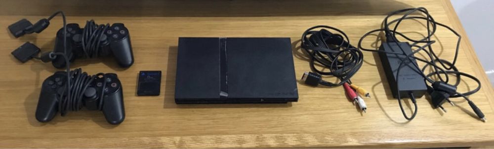 PlayStation 2 + 2 comandos + Cartão de Memória 8MB + Cabos