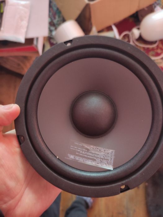 Динаміки 16,5 см мідбаси.