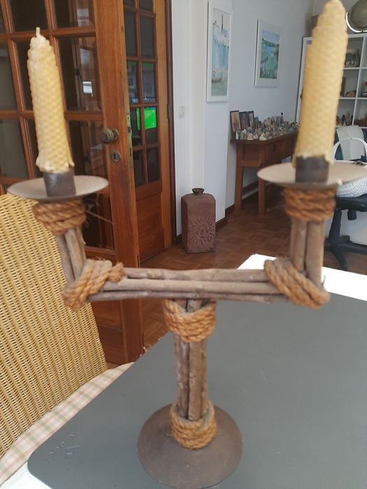 Castiçal em latão com velas mel de abelha