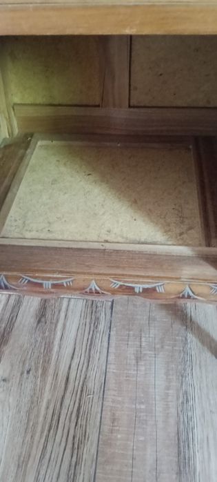 Mesa de cabeceira de madeira.