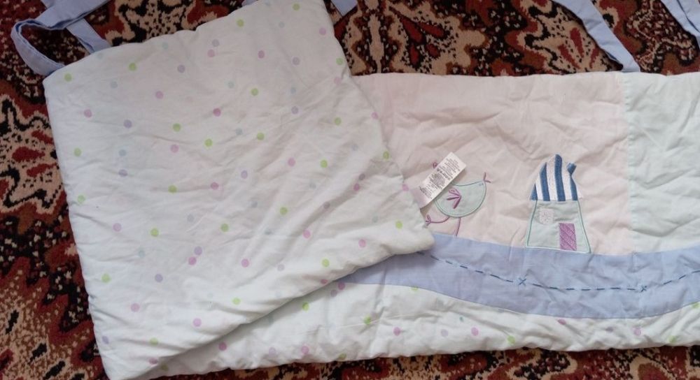 Бортик в дитячу кроватку