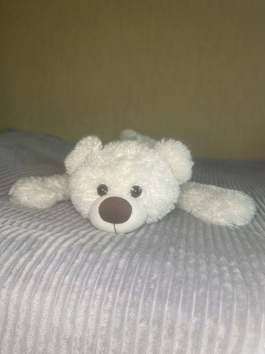 Великий плюшевий ведмідь