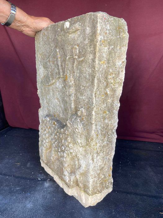 Agnus Dei esculpido em alto-relêvo numa placa de pedra Sec. XVI - XVII