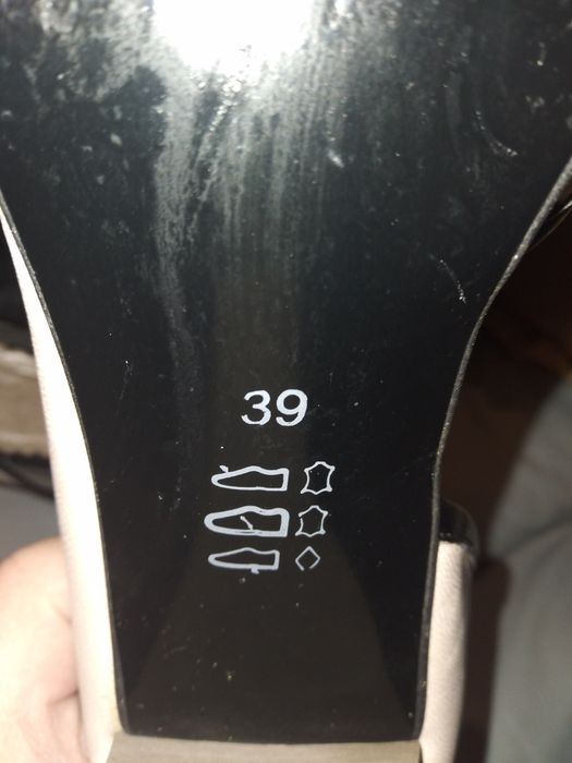 Шкіряні туфлі на каблуку.