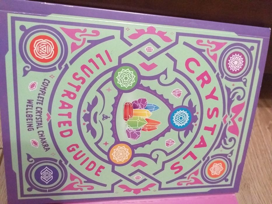 Коллекция кристаллов, предположительно для литотерапии или медитации.