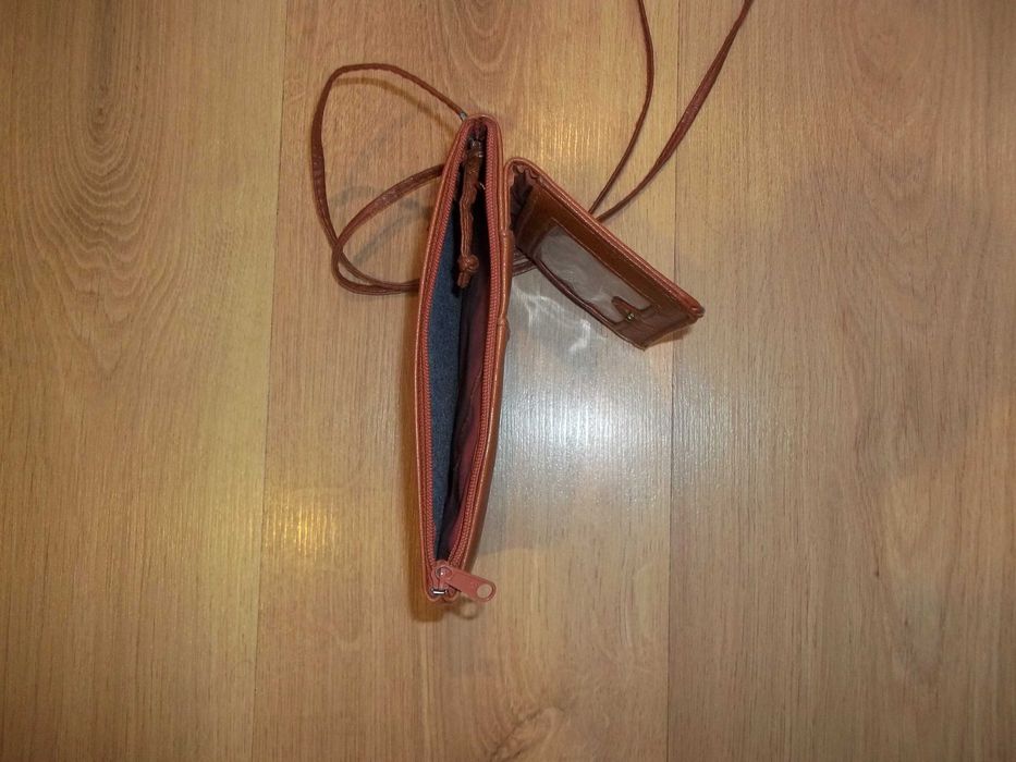 Сумка через плече CAPEZIO .