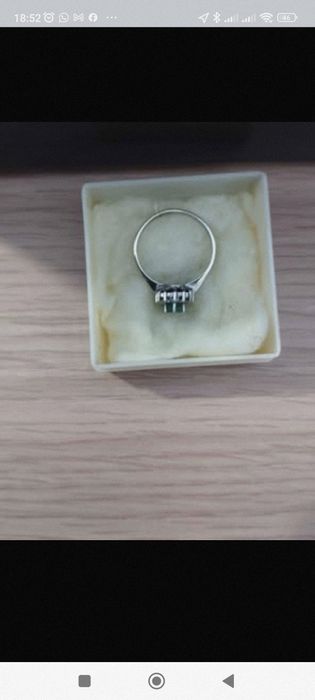 anel de ouro branco com esmeralda e diamantes