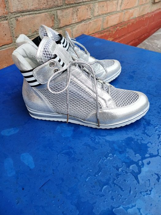 Продам кросівки жіночі