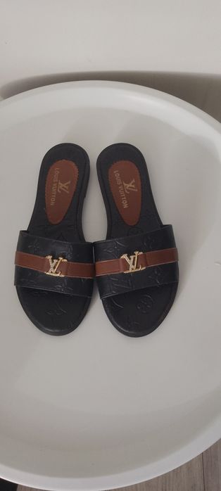 Klapki damskie z ozdobną klamrą