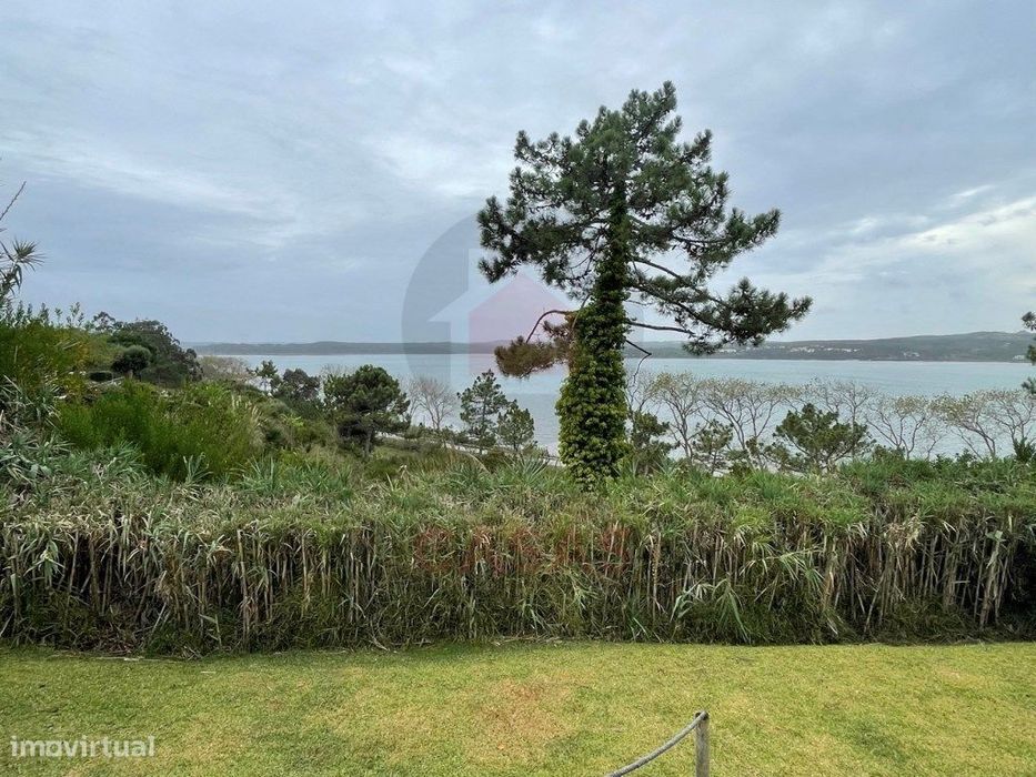 Magnifica moradia na encosta da Lagoa de Óbidos