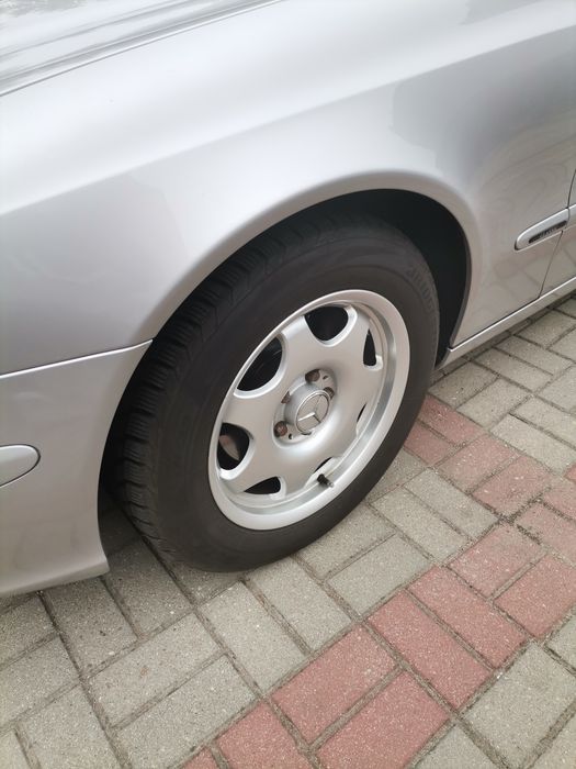 Mercedes E 211 sedan