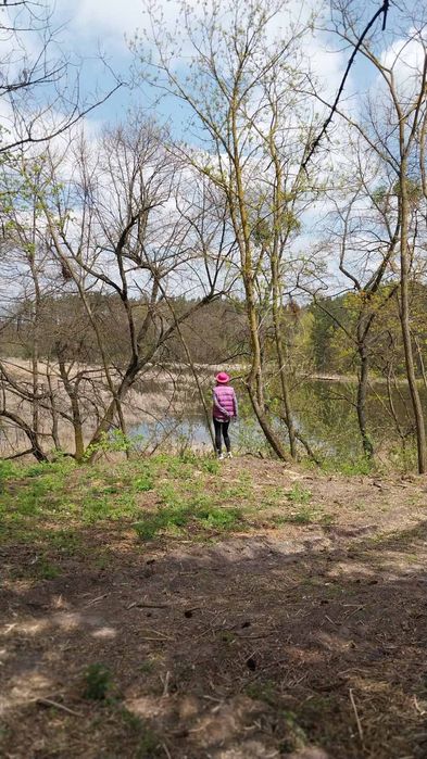 Ділянка з видом на ліс та водойму