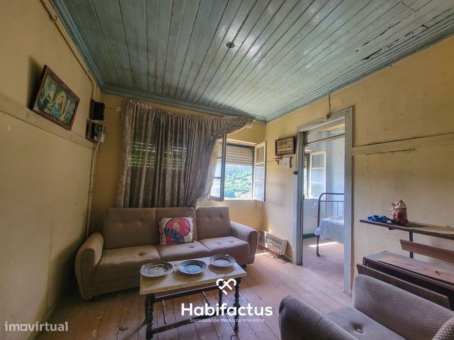 Moradia Isolada T2, para Reconstrução, c/ Varanda e 2 Terrenos á Venda