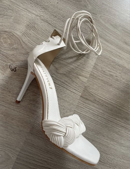 Sapatos de salto alto