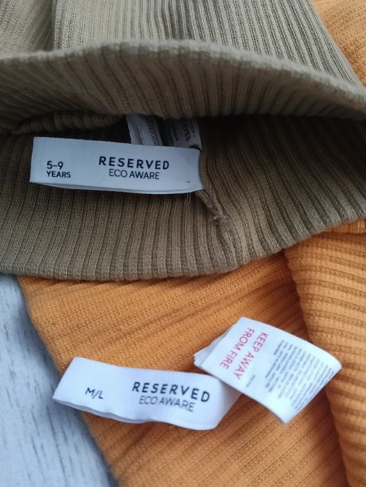 Dwie czapki Reserved plus jeansy, wiek 3-5lat