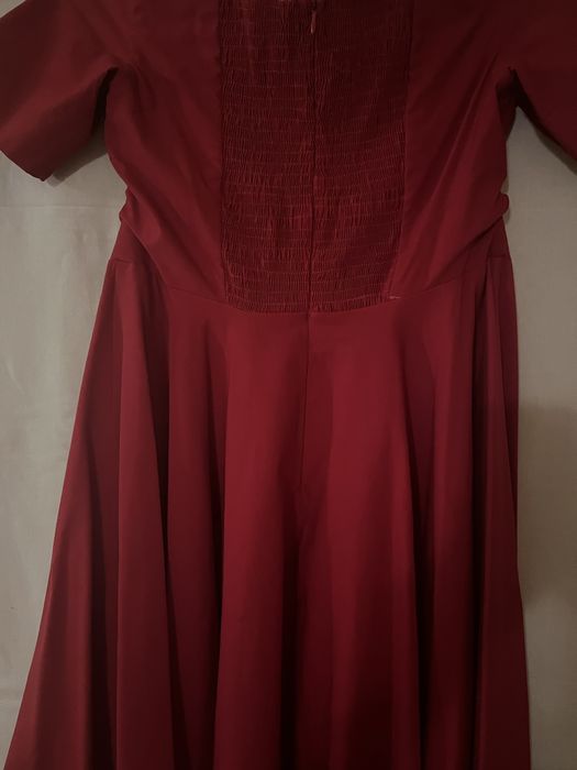 Elegancka sukienka z odkrytymi ramionami. Kraków