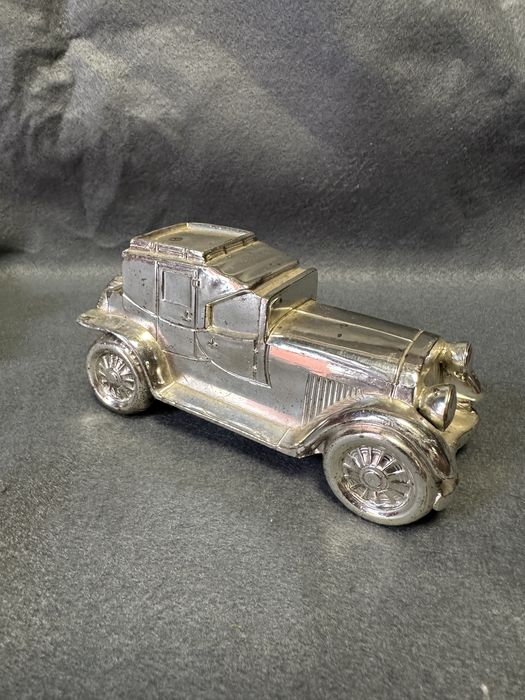 Figurka auto srebrne stare