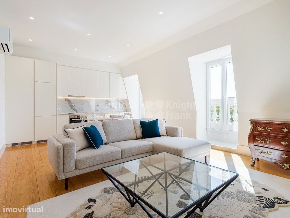 Renovated and brand new 2-bedroom apartment for rent, fully furnished and equipped in Largo de Santos