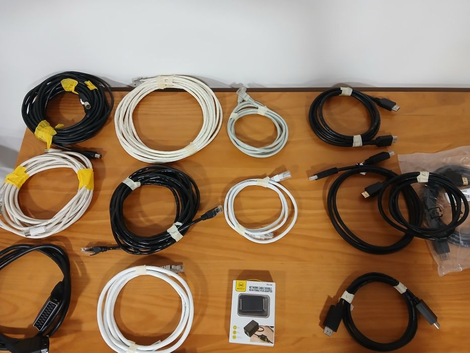 Vários cabos e conector