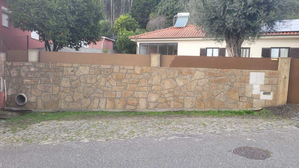 Moradia unifamiliar no centro da freguesia de Amares