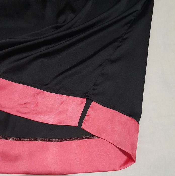 Blusa acetinada preta e vermelha tamanho L