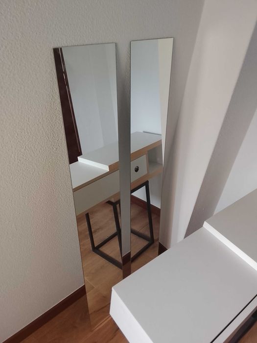 Hall de entrada suspenso com espelhos
