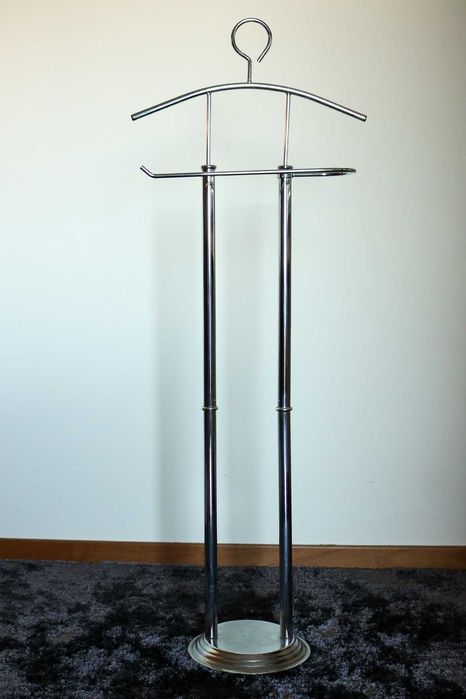Cabide de pé para roupa em ferro