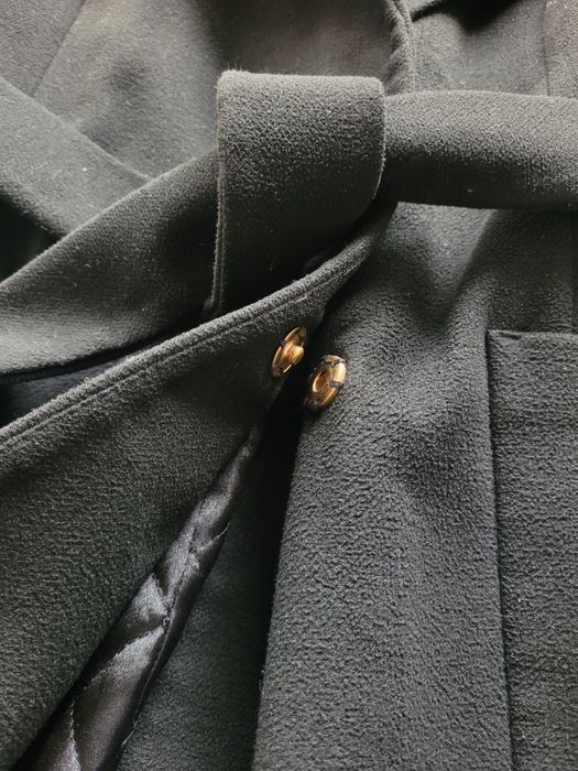 Czarny płaszcz wiązany z dużym kołnierzem / kapturem – elegancki,