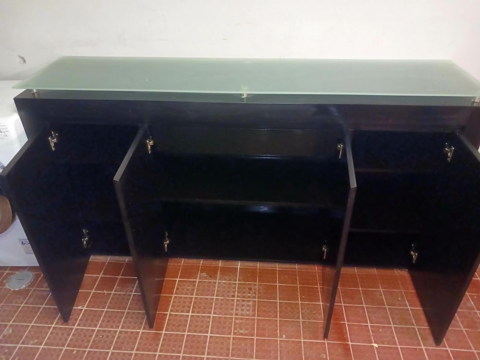 Móvel 4 portas e 1 gaveta