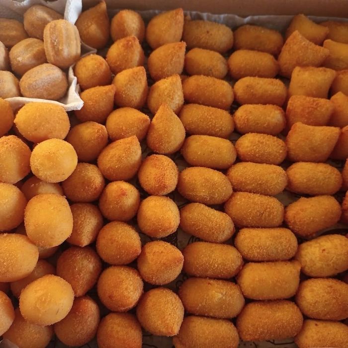 Docinhos, salgadinhos fritos, bolos e salgados