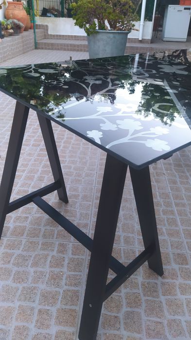 Mesa Ikea com tampo de vidro