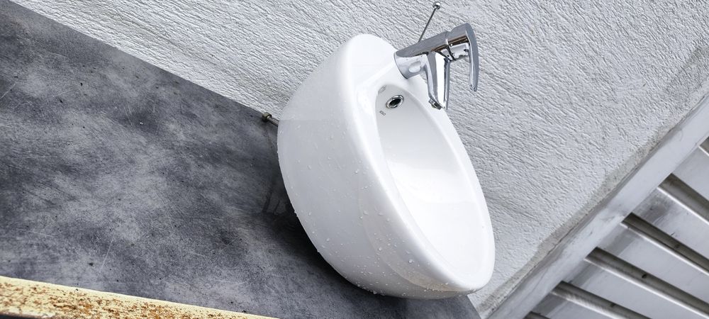 Umywalka łazienkowa z baterią Grohe.