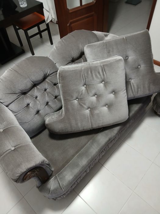 Conjunto de Sofás Clássico Cinza – 4 Peças (€400)