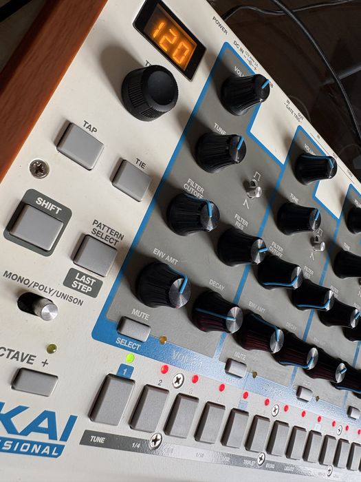 Akai Timber wolf sintetizador