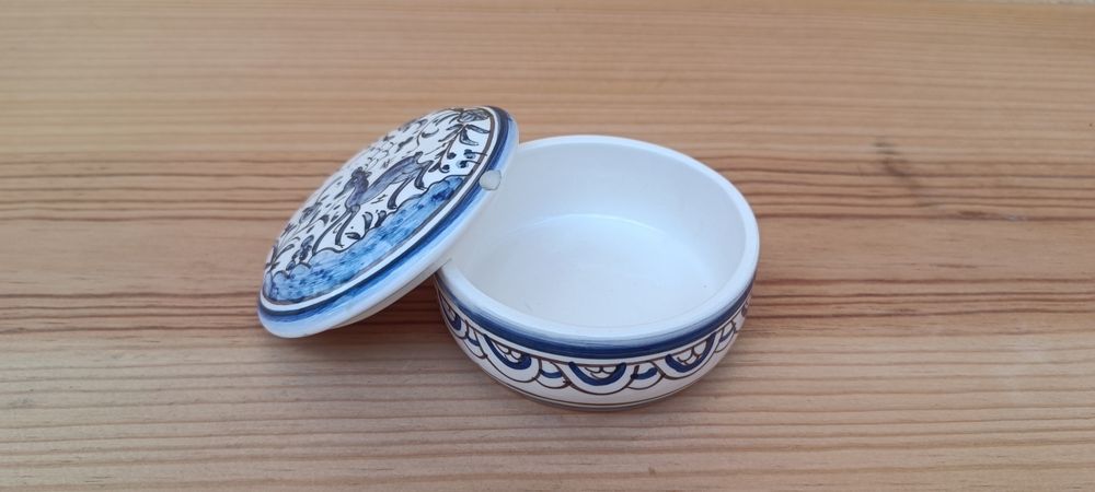 Peça em porcelana antiga pintada à mão