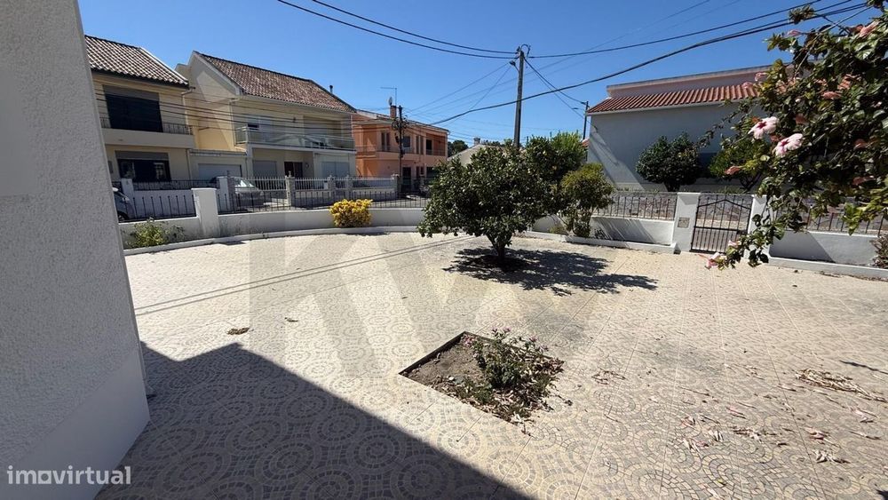 Moradia T5 Renovada com Terraço, Garagem e Espaço Exterior | Belverde,