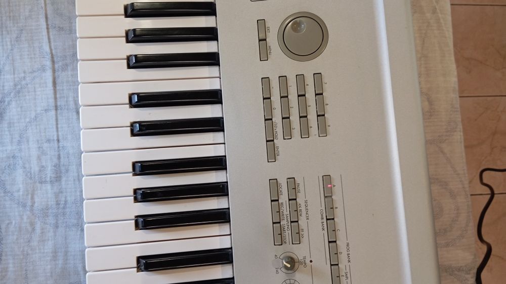 Продам Korg Triton