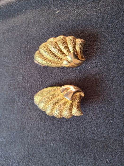 Złote klipsy muszle