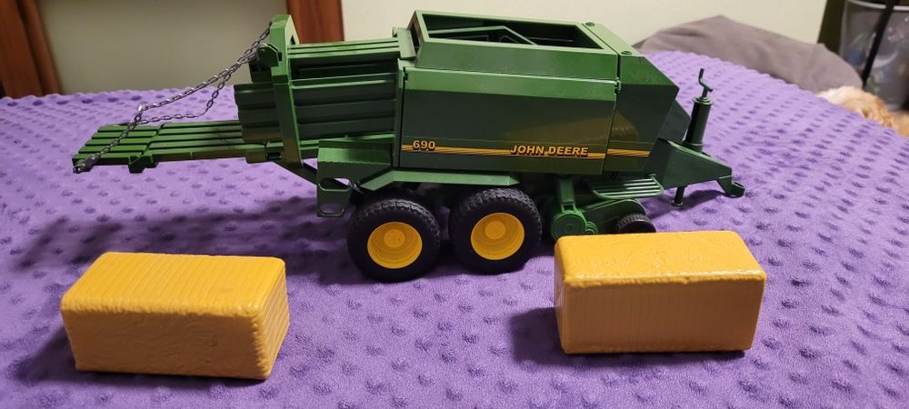 John Deere 690 prasa do słomy